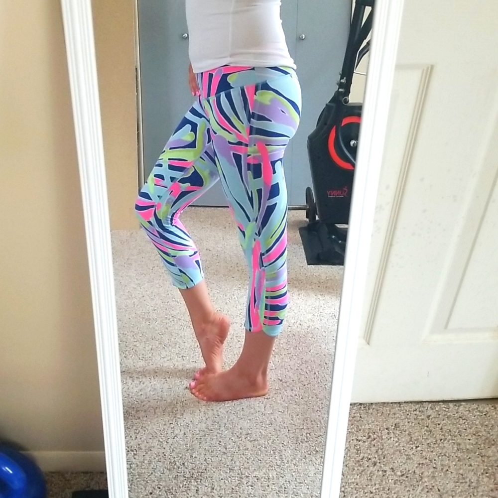 Lilly Pulitzer Luxletic UPF 50+ Weekender Cropped Leggings - Picture 3 of 7